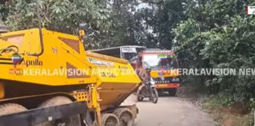 Traffic  in Athirapilli - Malakappara road