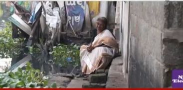 The miserable life of 2 families living beside a stinking water pond covered with moss