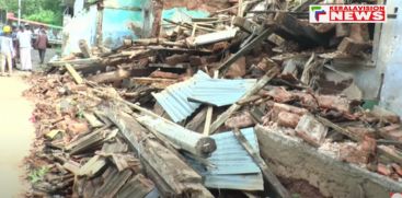 old building at Ponnani Angadi has collapsed