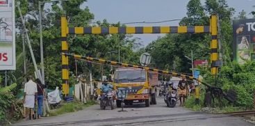 An unknown vehicle hit Ambalapuzha Takazi railway gate