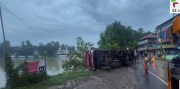 
A fish lorry overturned on the Kunnamkulam-Guruvayur road