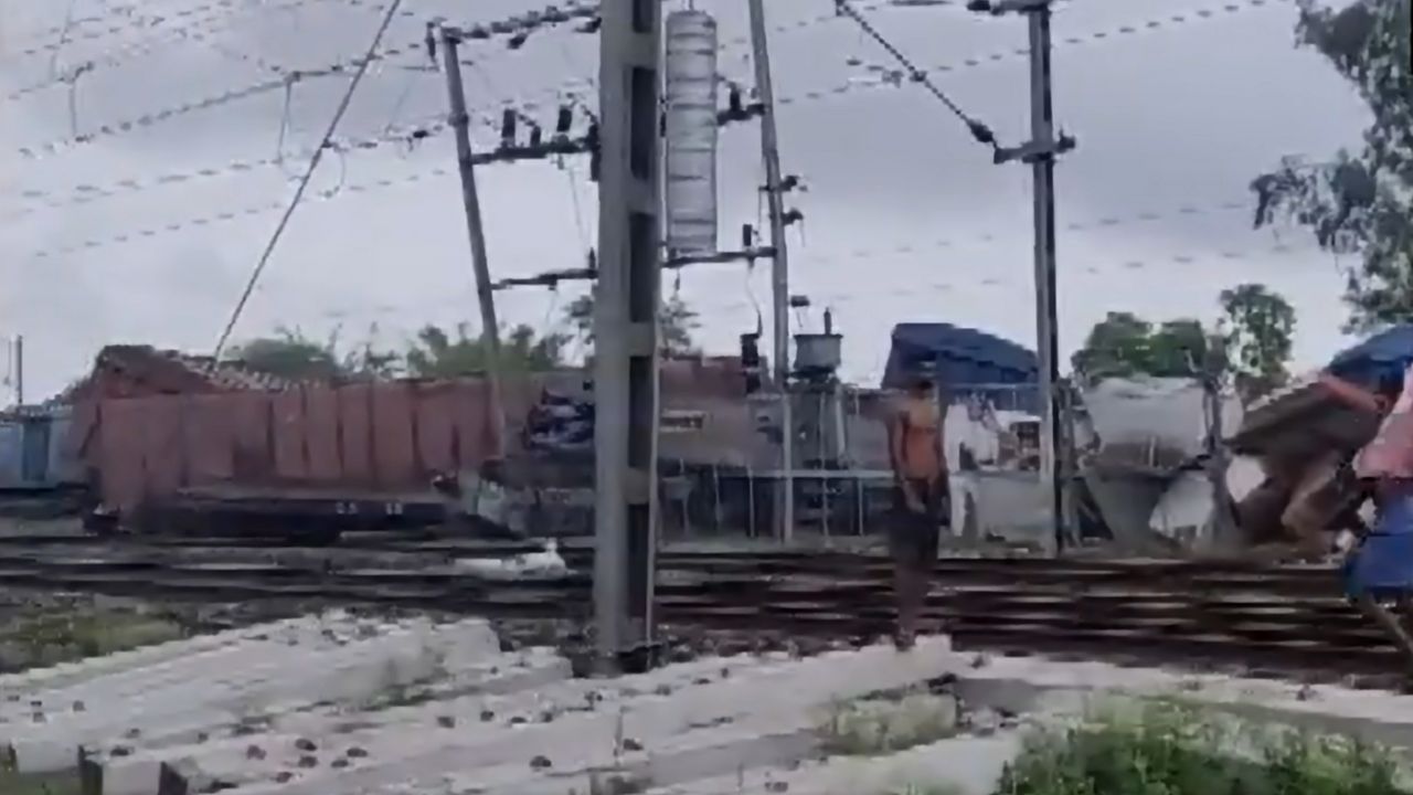 Several Wagons Derail After 2 Goods Train Collide In Bengal