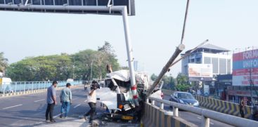 An out-of-control minilorry hit the handrail on the Vytila ​​flyover