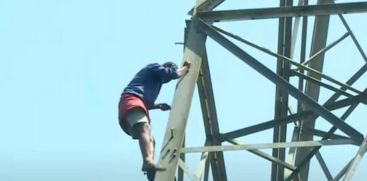 the-young-man-climbed-the-electricity-tower-and-threatened-to-commit-suicide