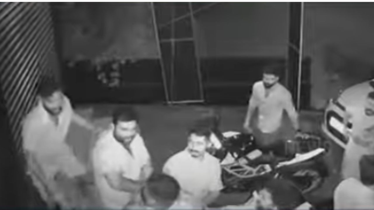 Gangster attack on mobile shop