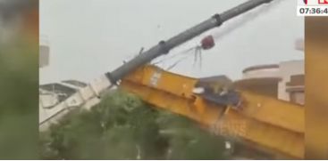 A hydraulic launcher crane