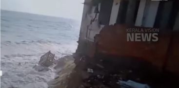 About 10 houses were completely destroyed in the strong sea attack in Kollam