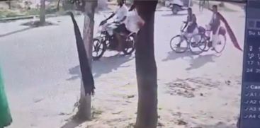 Girl student's dupatta pulled.Trungled by bike after falling, death.