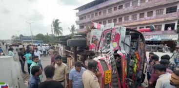 Private bus met with accident in Kasargod Anakur; 2 people are in serious condition