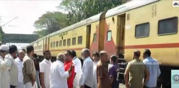 After the Kasaragod railway gate was closed, the footpath was also closed; The locals are suffering