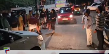 The scene of a woman beating the police in the middle of the road