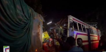 KSRTC bus and Taurus lorry collide in Kunnamkulam Kurukan Para; 15 people were injured