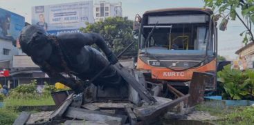 KSRTC bus rammed into statue of Lord Shaktan; 3 people injured