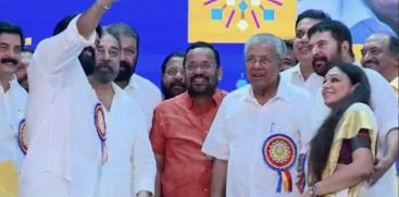 SELFI OF MOHANLAL WITH CM PINARAYI KAMALAHASAN, MAMMUTTY,SHOBHANA 