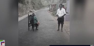 5 months since pension has stopped; A 90-year-old woman protested by placing a chair on the road