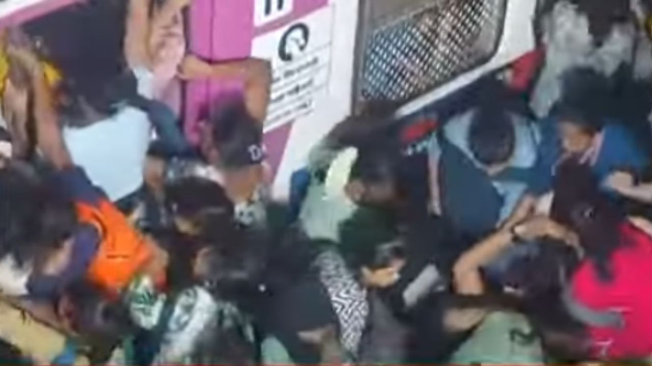 Nine injured in Mumbai train stampede