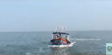 A boat stuck in the sea in Thrissur and 5 fishermen were brought ashore