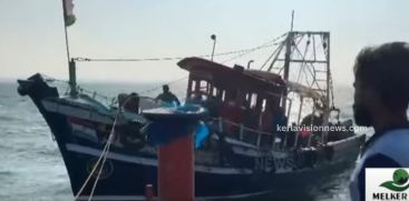 The boat stuck in the sea after the engine stopped in Thrissur and 7 fishermen were rescued