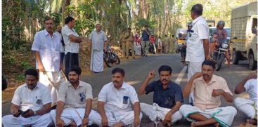 UDF observes black Day in Athirapilli Panchayat