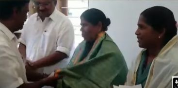 Harita Karmasena women returned the diamond worth 5 lakhs recovered from the garbage to its owner