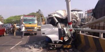 accident-on-vytila-flyover-the-lorry-went-out-of-control