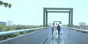 Glass Bridge Deemed Unsafe by Experts