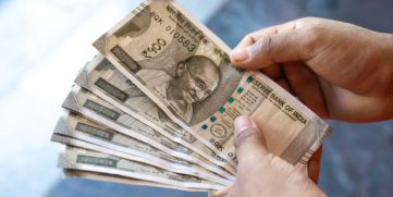  Indian Rupee Plunges to New Record Low