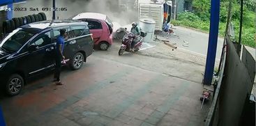 Lorry fell down over car and scooter,munduparambu,Malappuram